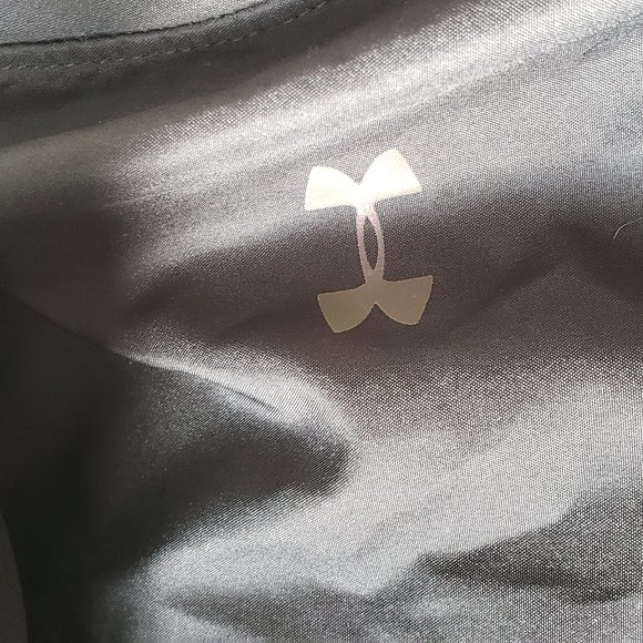 Under Armour Women's black windbreaker - Size Medium - LIKE NEW - Picture 6 of 8